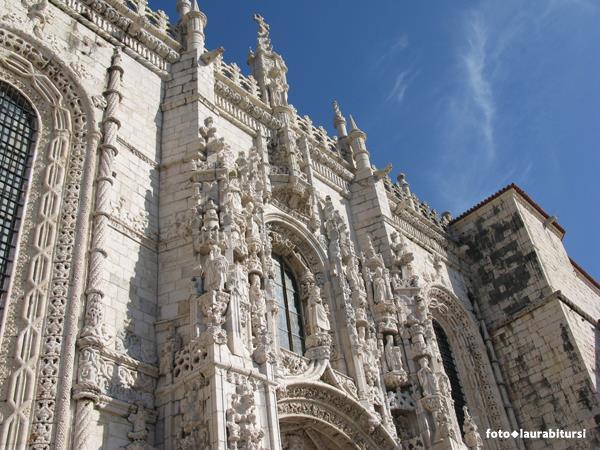 Il tour ci consentirà di conoscere le belle città di Lisbona e Porto, così differenti tra loro, insieme ai numerosi borghi che rendono questo paese così affascinante: la piccola Obidos arroccata