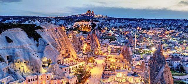 CAPPADOCIA Possibilità di partecipare all escursione (facoltativa, a pagamento) in mongolfiera in mattinata per ammirare il paesaggio spettacolare di Cappadocia. Prima colazione in albergo.