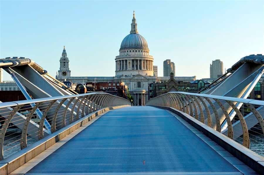 VIAGGIO A LONDRA:1 GIORNO MATTINA Il London Eyeè unaruota panoramicasituata sulla riva sud deltamigitra il Westminster bridge e l'hungerfordbridge.