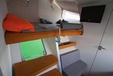 5 3 4 6 7 8 9 armatoriali, con il letto posizionato sullo spazio mediano tra i due scafi.
