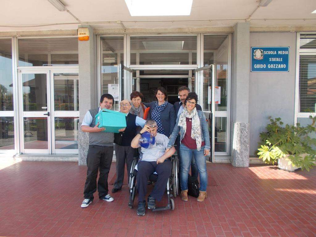 Il gruppo di formatori Anffas, tra cui Bruno all uscita della Scuola Media statale di Rivarolo C.