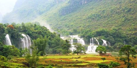 villaggio Pom Coong ed il villaggio Cha Long, con sosta presso le famiglie locali. A seguire partenza in auto privata per la riserva naturale di Pu Luong.