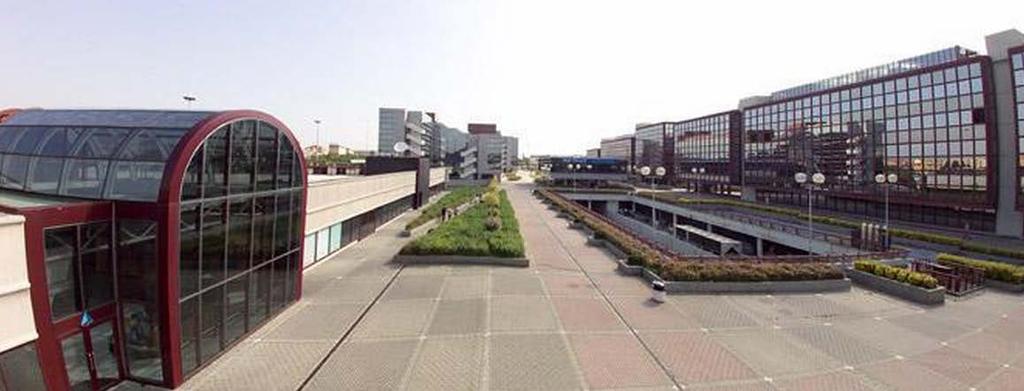 000 mq, si articola in un unico edificio di 3 livelli. Figura 3. Vista del Centro Commerciale.