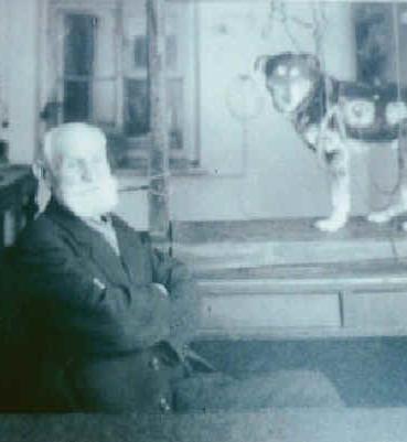 Esperimento di Pavlov Nel corso degli esperimenti Pavlov si accorse che la salivazione iniziava quando il cane udiva il rumore dei passi dell inserviente che portava il cibo, ancora prima che questo