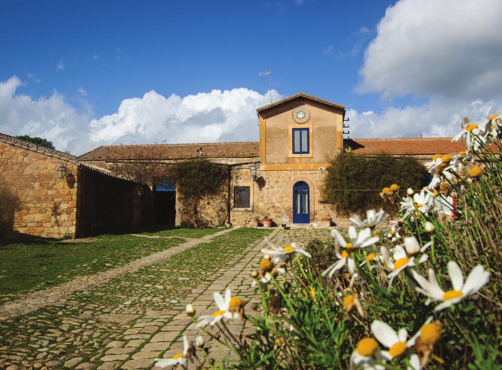 SAPERI SICILIANI TESTO DI FABRIZIA LANZA / FOTO DI SAM MCKEOWN La scuola di cucina Anna Tasca Lanza: non solo ricette ma anche segreti antichi che partono dalla solare terra di Sicilia La scuola di