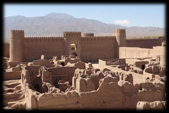 Si prosegue con la visita a Naqsh-e-Rostam dove nel pendio di un monte sono state scolpite le tombe di quattro Re Achemenidi.