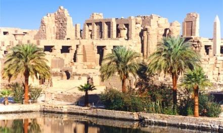 Il Secondo Pilone, vigilato da due statue colossali di Ramses II, Sharm el 29 Sheikh 2015 conduce alla Grande Sala Ipostila, una delle meraviglie del mondo antico, retta da una Foresta di Colonne