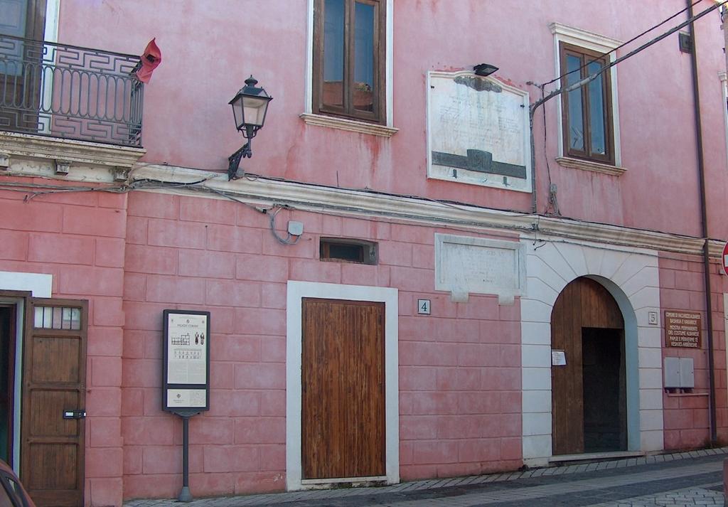 Oggi è sede del Museo del Costume e degli Ori Arbëreshë.