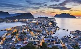 4 giorno: 11 agosto 2019 Ålesund Skei - Førde Passaggio in traghetto da Magerholm a Ørseneset e proseguimento per Hellesylt.