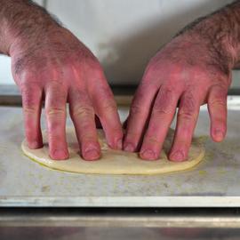 14 Ungere la carta da forno con olio.