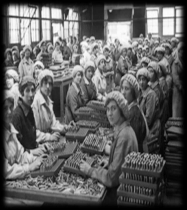 L ITALIA DURANTE E DOPO LA GUERRA Durante la guerra, le donne proletarie iniziano a lavorare nei campi e nelle fabbriche per sostituire gli uomini impegnati al fronte.