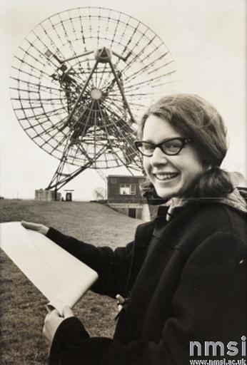 Quindi Jocelyn Bell ha scoperto le pulsars e quindi le stelle di neutroni. Purtroppo il premio Nobel per tale scoperta andò al suo capo, Hewish.