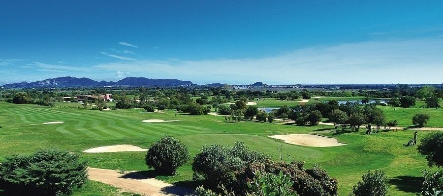 I campi da golf, due gioielli di rara bellezza Is Molas Sicuramente uno dei campi più belli del Mediterraneo con le sue 27 buche da campionato.