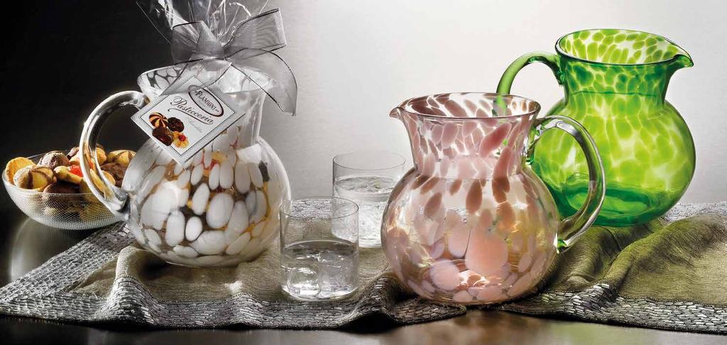 Le brocche di vetro soffiato con decoro maculato in colori assortiti The blown glass jugs with