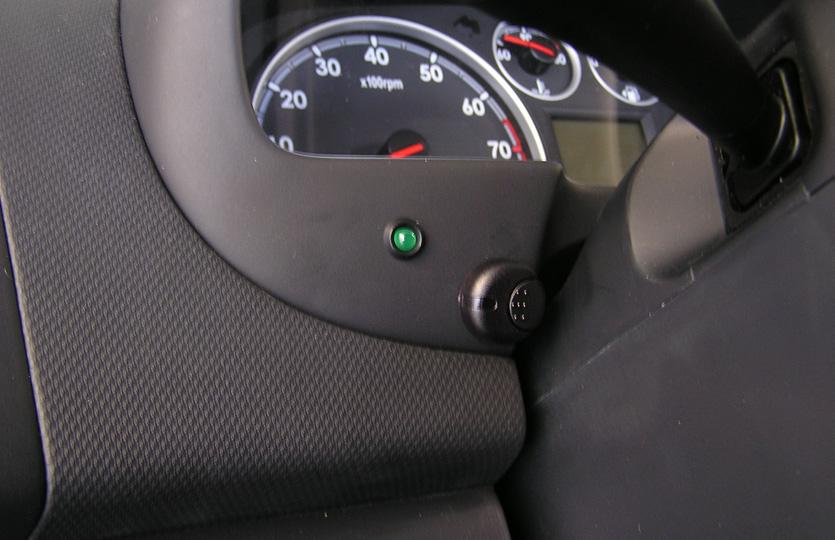 PULSANTE LED: Fissare il pulsante led sul cruscotto, in un luogo ben visibile dalla posizione di guida, facendo attenzione a