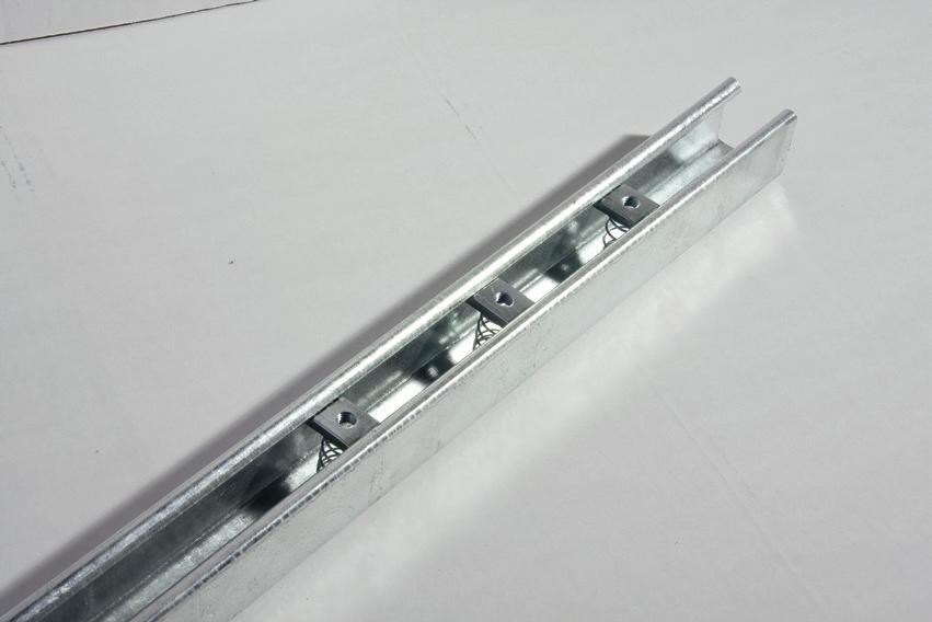 Traverse per carichi pesanti Heavy duty carrier bar Larghezza / Width 400 DA124 600 DA126 800 DA128 1000 DA129 1200 DA130 1400 DA131 1600 DA132 Dadi speciali / sliding bolts DA133 Manufactured in 2,5