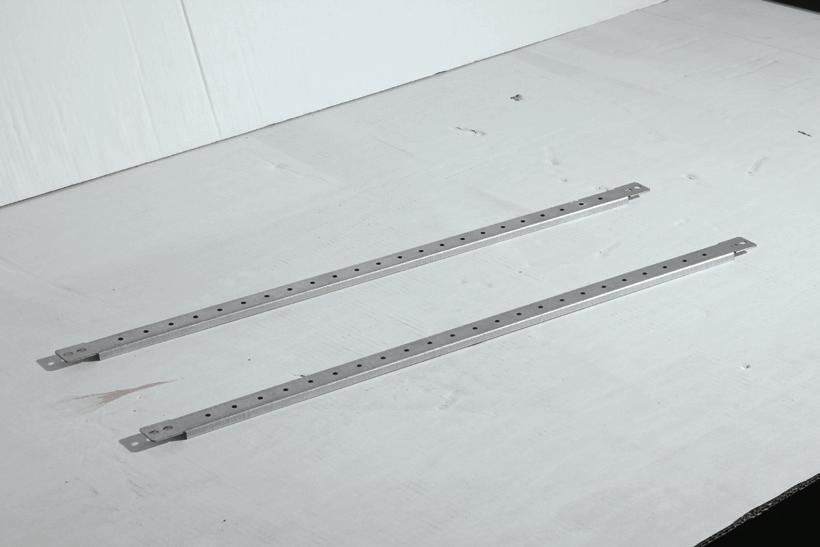 Manufactured in 1,5 mm zinc galvanized steel, it is fitted on the door stiffeners allowing fixing of cables or trunkings. Set of 2 pieces with mounting accessories.