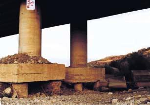 L attività di Polizia idraulica e di controllo sul territorio 25 Fig. 3b. Viadotto sul Fiume Basento in località Calciano: venuta a giorno dei plinti e dei pali di fondazione di due pile del viadotto.