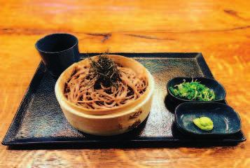 giapponese di grano saraceno servita fredda con alga nori, cipollotto,