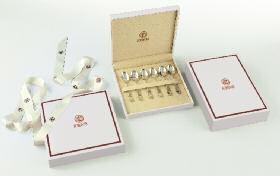 PACKAGING Le collezioni Decor Plated sono contenute in eleganti scatole nei colori bordeaux e bianco; a richiesta, sono disponibili anche funzionali scatole in legno per servizi di posate di