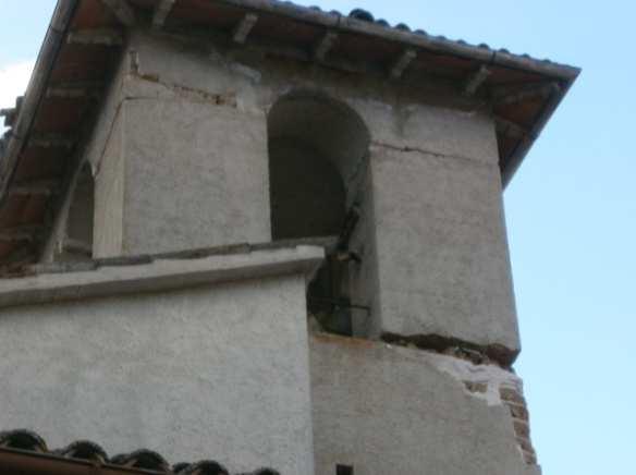 Gli eventi sismici hanno danneggiato gravemente l'edificio e il campanile, come evidenziato dalle fotografie di seguito