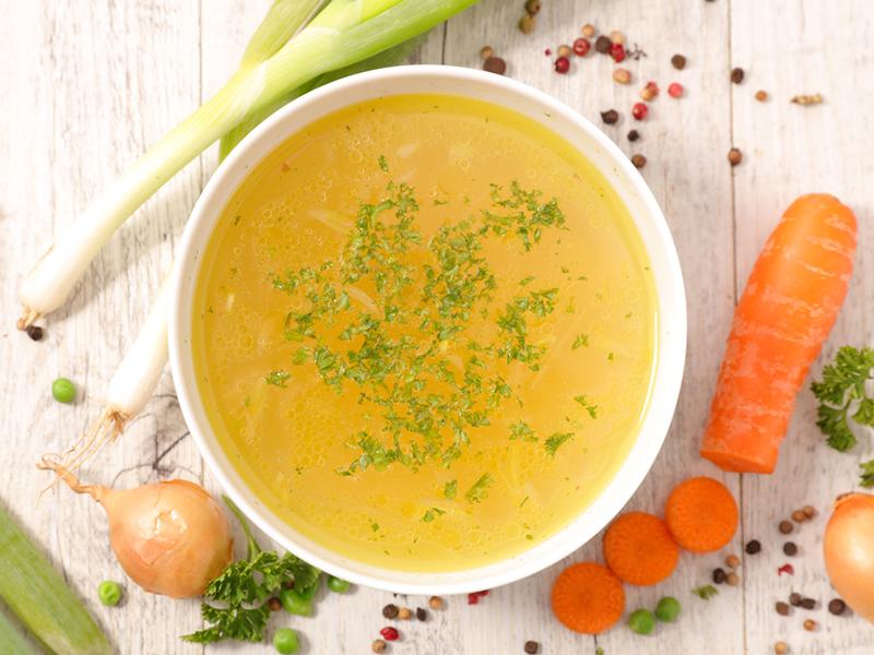 Due versioni per fare il Brodo Vegetale Ricette Facili e Veloci Basta un raffreddore o un inatteso abbassamento delle temperature per sentire il bisogno di calore e di piatti caldi come il brodo