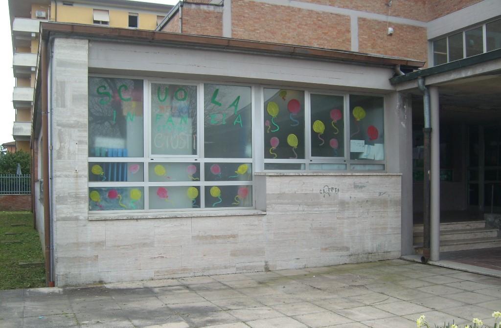 MOTIVAZIONE I bambini che giungono alla Scuola dell Infanzia devono trovare un clima sereno, che li aiuti a socializzare con i loro pari e gli adulti e a conoscere il mondo e i suoi colori.