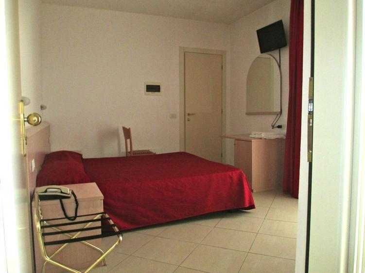 CAMERE E SERVIZI IN CAMERA L hotel Pigalle dispone di 25 camere, di cui 2 camere doppie (diverse l una dall altra)sono frubili da persone con mobilità ridotta.