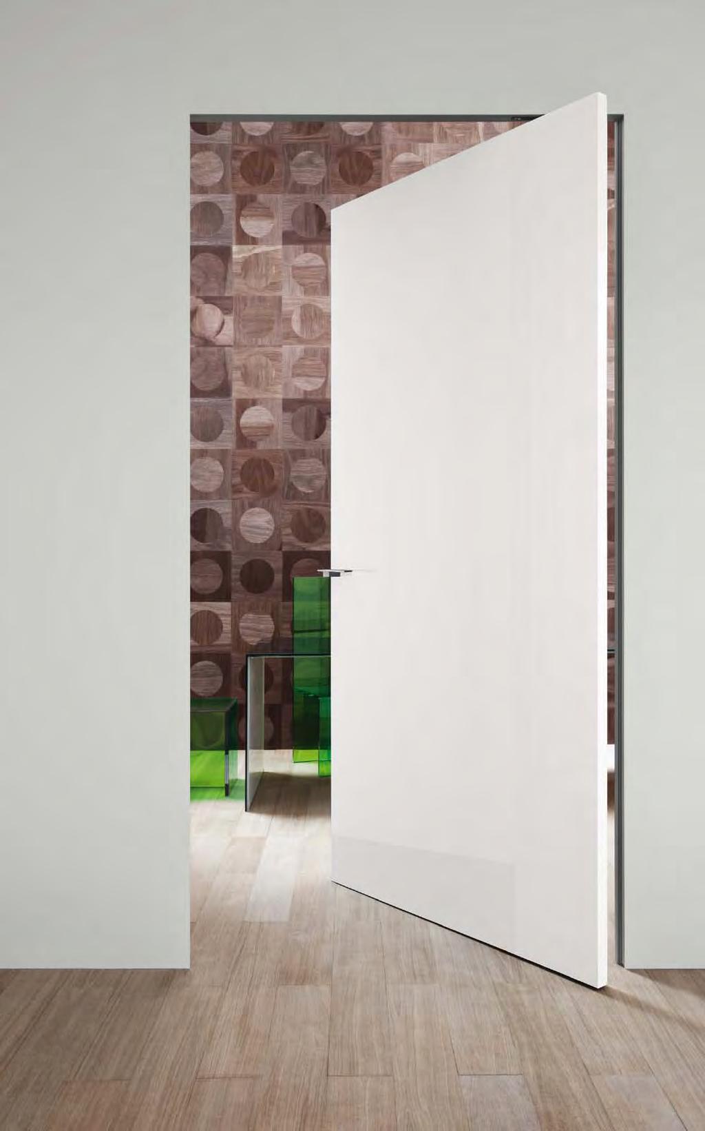 Una qualità estetica particolare, ottenuta grazie al gioco delle rette perpendicolari fra muro, porta, pavimento. a finitura è laccato lucido bianco 5.