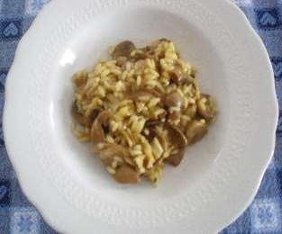 Ricette Risotto con i funghi Soffriggere i funghi secchi precedentemente lasciati in ammollo in acqua tiepida per circa 20/30 minuti.