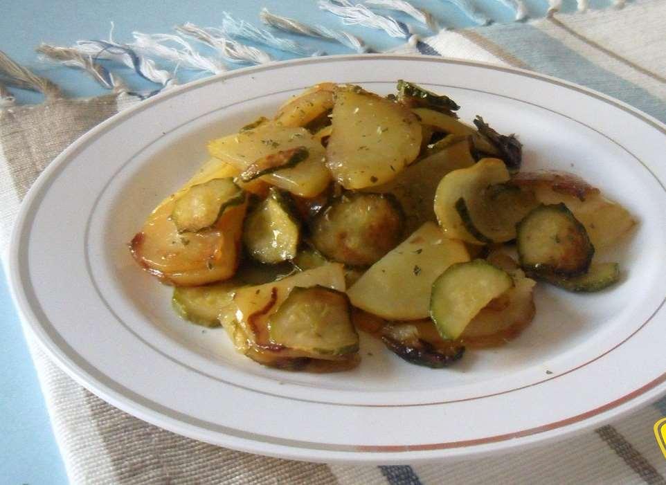 Ricette Patate e zucchine Lessare le patate; quando quasi cotte ripassarle in padella con l olio. Nel frattempo, cuocere a parte le zucchine.