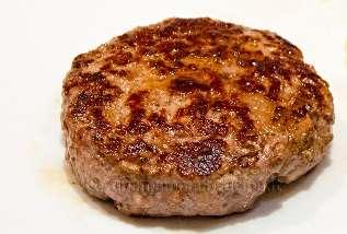 Hamburger (macinato di vitello o di bovino) In una ciotola capiente aggiungere alla carne di manzo macinata alcune foglie di prezzemolo tritato, il