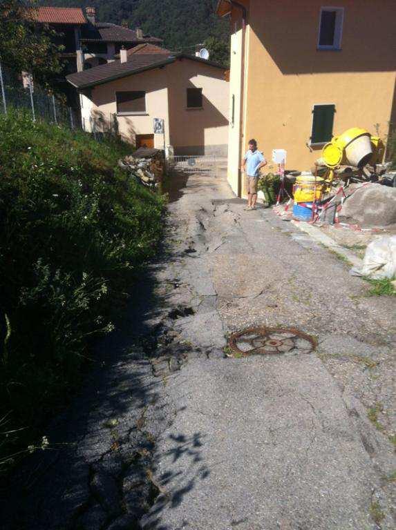 Signor Presidente, Signore e signori Consiglieri Comunali La pavimentazione di un tratto di strada in via Sorisc e il sottofondo sono stati erosi (vedi foto) da una forte precipitazione di fine