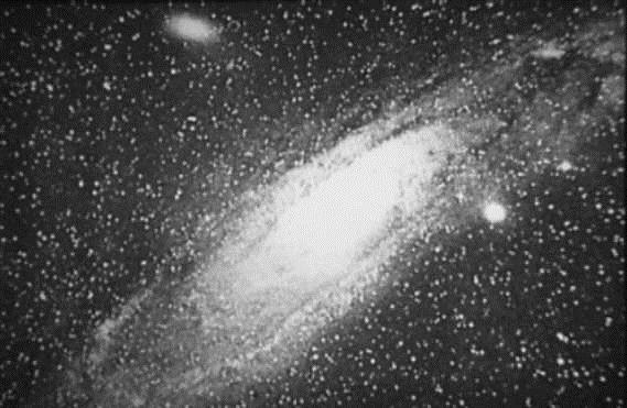 Il dibattito tra Shapley e Curtis riguardava anche le nebulae. Secondo Shapley erano nubi di gas espulse dalla pressione di luce della Via Lattea.