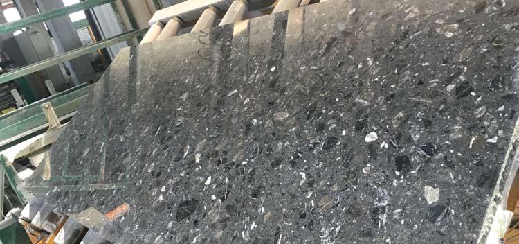 AGGLOMERATI MARMO RESINA - MARBLE BASED ENGINEERED STONES Il marmo-resina è un agglomerato ottenuto dalla miscelatura di graniglie di marmo selezionate per pezzatura e colore con resine poliestere