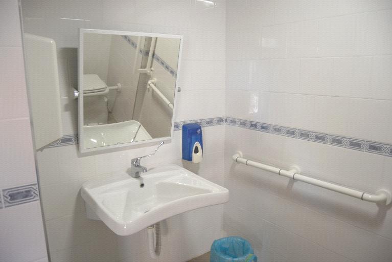 flessibile. Il lavabo permette l accostamento della carrozzina ed è presente uno specchio fruibile.