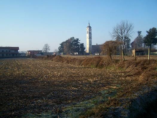 Esso confina ad ovest con il piano di lottizzazione residenziale sopradescritto (PL5), a nord con la via Marconi, ad est con altra zona residenziale di completamento e con gli altri piani di