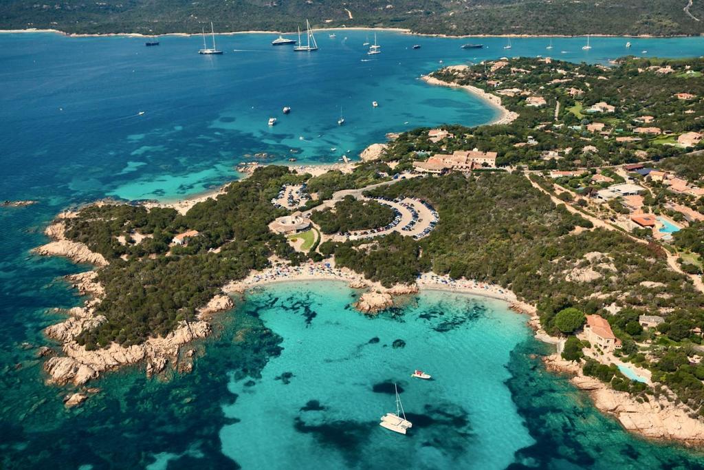 La Costa Smeralda Isola nell Isola, nel nord-est della Sardegna, la Costa Smeralda si estende dalla zona di Pitrizza, situata poco più a Nord di Porto Cervo, fino all'inizio di Olbia, presso la