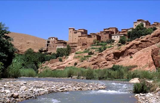 6 giorno / Trekking: Amsker Tourbist (circa 6 ore) La valle dell oued Al Qati e le case fortificate dei villaggi berberi Si scende nella valle dell'oued Al Qati (mt. 1.