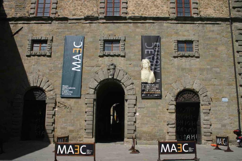 Il MAEC nasce nel 1727, come Museo dell Accademia Etrusca, per raccogliere le collezioni dei manufatti e dei ritrovati appartenenti a questo antico popolo.