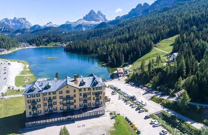 L'hotel Lavaredo, 3 stelle a conduzione familiare, si affaccia sullo splendido lago di Misurina e vi propone uno scenario davvero unico e sensazionale: un ristorante con vista panoramica con menu