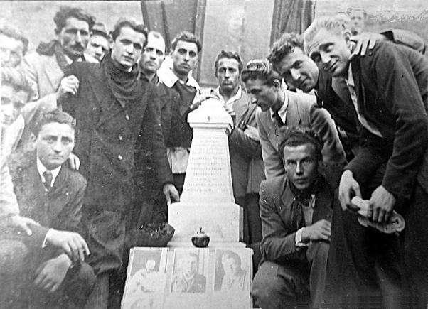 Isaia Mensi p. 52 Angelo Moreni Marcheno, 25 aprile 1947, spiazzo antistante il cimitero. Cerimonia di inaugurazione del monumento ai partigiani fucilati dai tedeschi il 20.04.1945.
