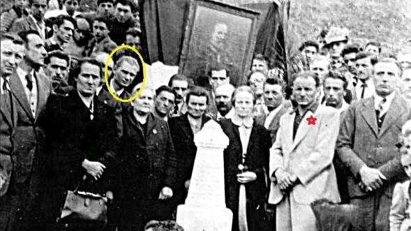 Alla sua sinistra, in piedi, vi è Mario Zoli, alla sinistra del quale sta Pietro Damonti Marcheno, 25 aprile 1947, medesima cerimonia.