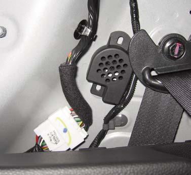 SEGNALATORE ACUSTICO : Fissare il segnalatore acustico (buzzer) sopra il supporto cintura di sicurezza dietro al pannello baule lato guida. Per il fissaggio, utilizzare il velcro in dotazione.