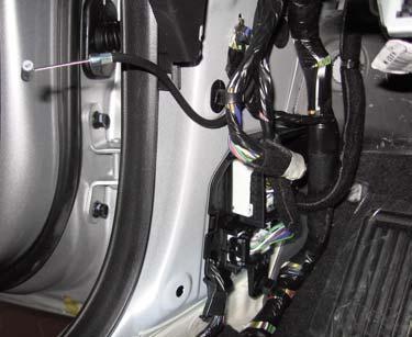 Per evitare infiltrazioni di acqua in vettura, praticare un foro con il diametro inferiore al fascio di cavi che deve essere fatto passare.