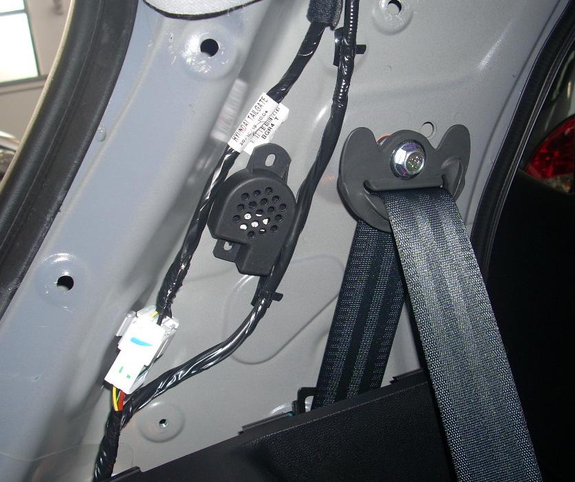 SEGNALATORE ACUSTICO : Tramite velcro fissare il buzzer nei pressi dell attacco cintura di sicurezza dietro al pannello di rivestimento plastico nel baule lato guida.
