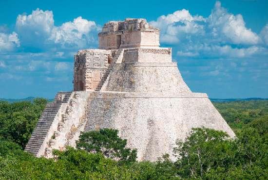 8 giorno, 5 Gennaio PALENQUE - CAMPECHE (B/L/D)- Pernottamento a Campeche Colazione in hotel e visita alla città sacra dei Maya, uno dei complessi archeologici più importanti del mondo.