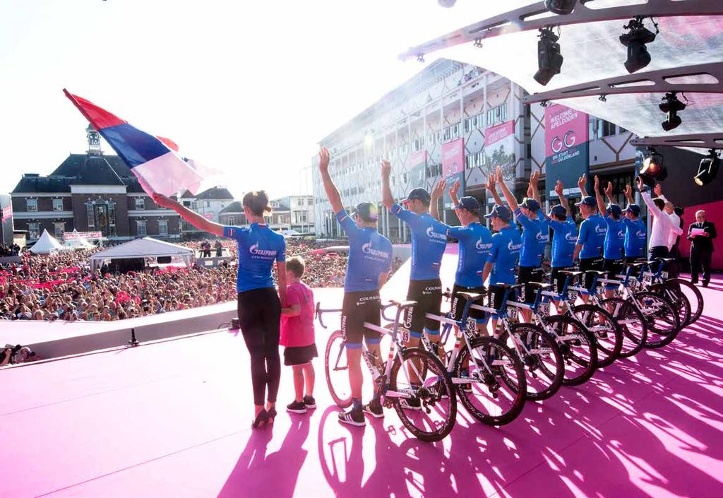 Le squadre del Giro d Italia sfilano davanti agli occhi del grande pubblico in uno spettacolare evento-show che