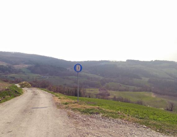 cui provenivano i materiali lavorati e tarsportati con carretti per la costruzione della diga negli anni 20 del 900) porta al Lago Trebecco spicca il Monte Bissolo, ricoperto di boschi, per poi