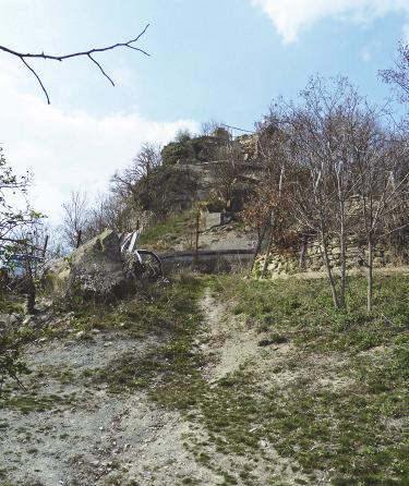 L area è cosparsa di alcuni edifici di qualità mediocre o semi-abbandonati che non si rapportano in modo adeguato con il paesaggio circostante.